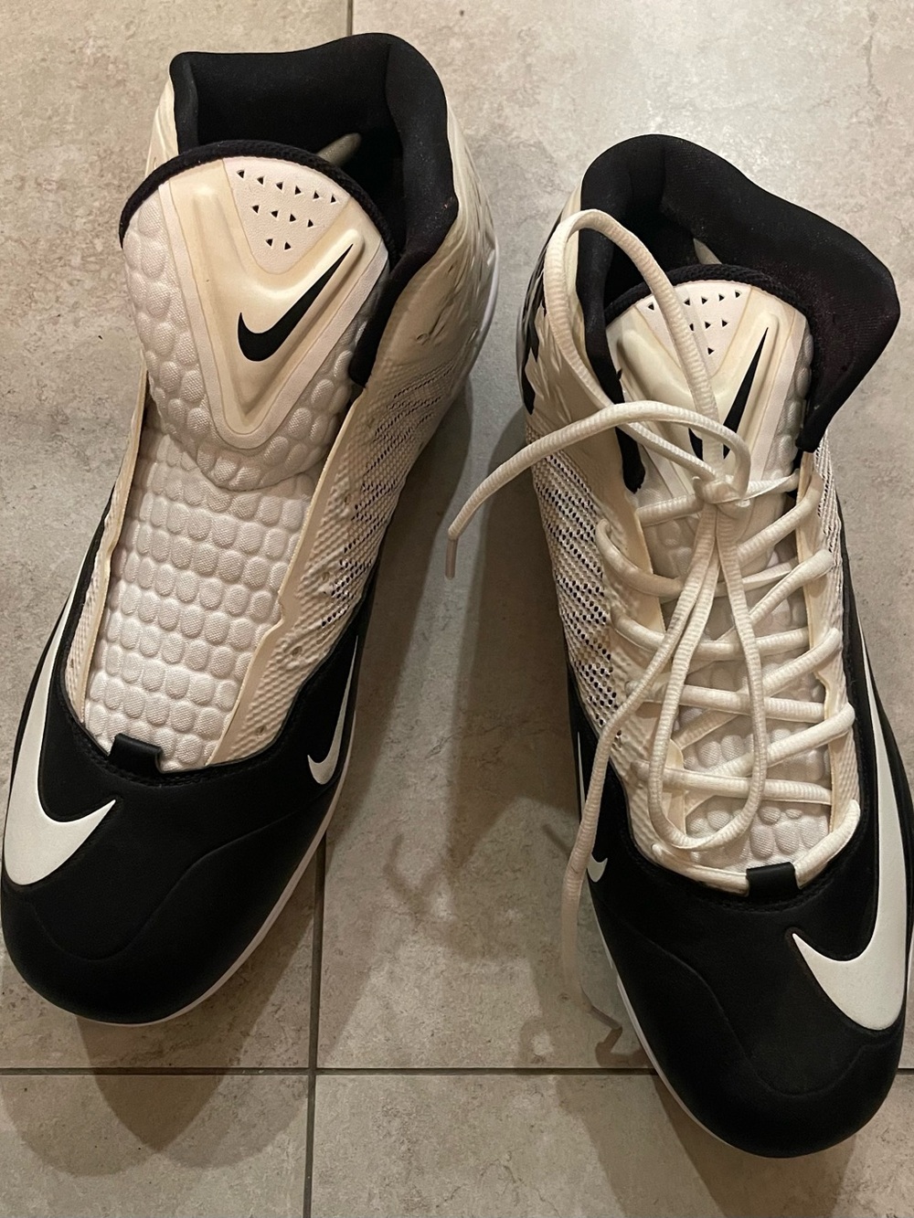Nike Black & White Men's Athletic Basketball Shoes